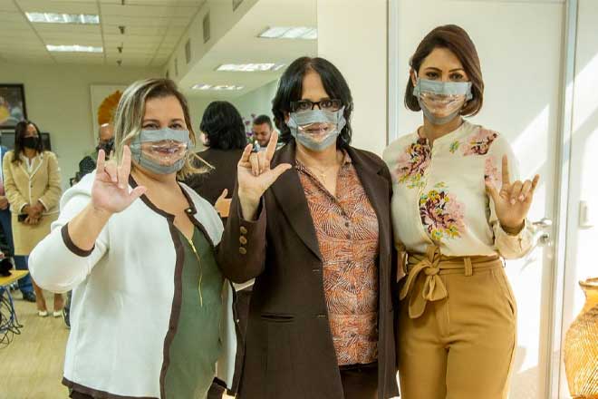 Videoconferência com Damares Alves vai homenagear os 19 anos da Lei de Libras