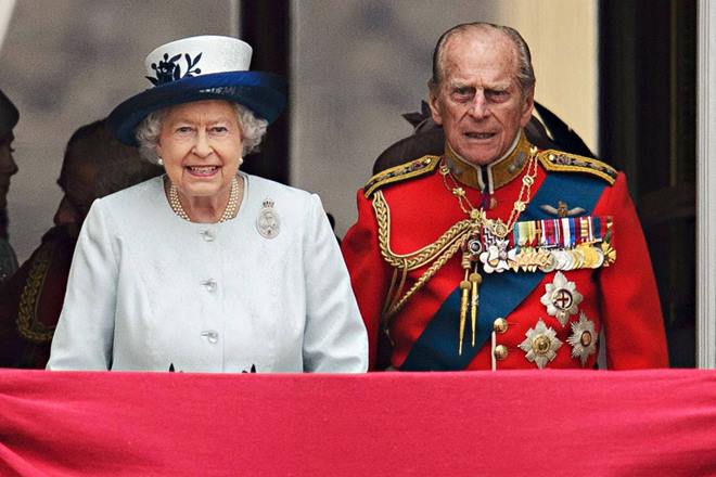 Rainha Elizabeth II ao lado de príncipe Philip — © Leon Neal - 14.jun.14/AFP