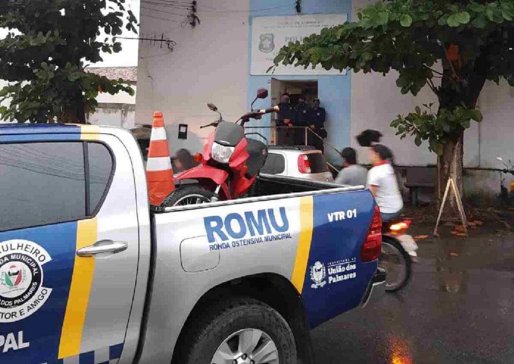 Adolescente é apreendido após ser flagrado empinando moto em União
