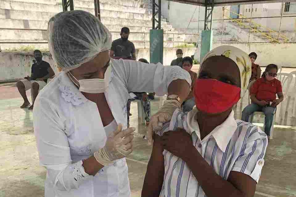 Quilombolas sendo imunizada contra a Covid-19 - © Assessoria