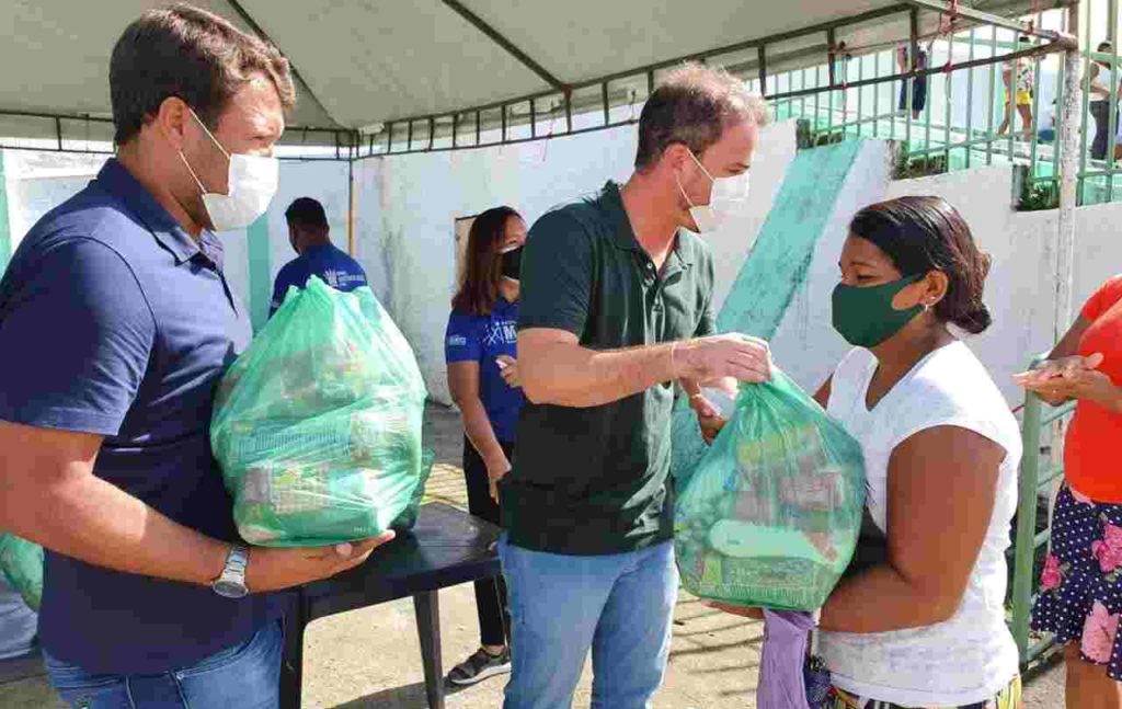 Olavo Neto distribui cestas básicas para famílias em estado de vulnerabilidade em Murici