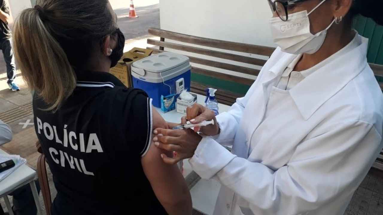 Integrante da PC sendo vacina contra a Covid-19 – © Divulgação/SES