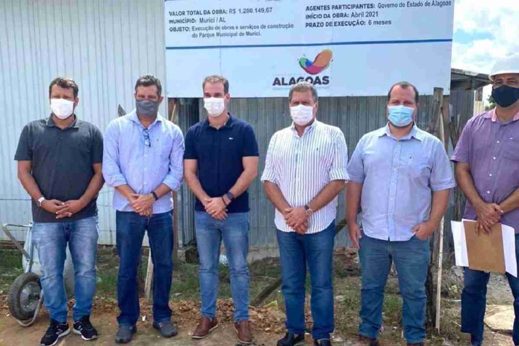 Olavo Neto acompanha Quintella durante visita à obra do Parque Municipal em Murici