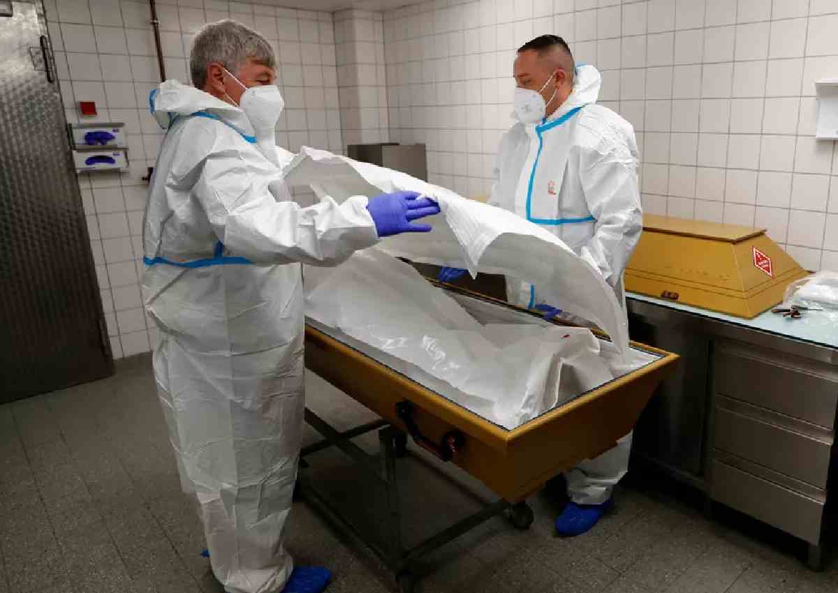 Profissionais preparam o corpo de vítima da Covid-19 em Berlim, na Alemanha — © Fabrizio Bensch/Reuters