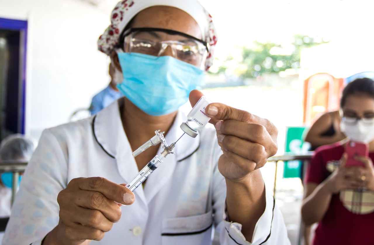 Enfermeira preparando vacina contra a Covid-19 – © Ascom/Prefeitura de Maceió