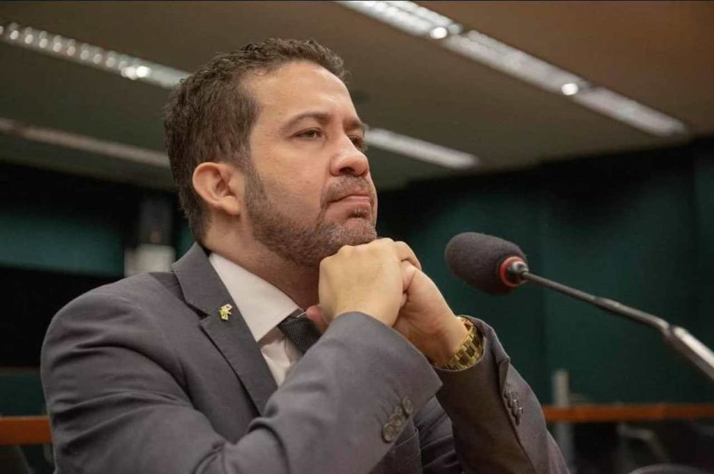 Câmara aprova projeto de Janones que beneficia quem mora de aluguel