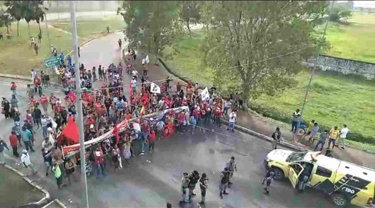 Manifestantes bloqueando acesso ao aeroporto Zumbi dos Palmares – © Reprodução/Vídeo