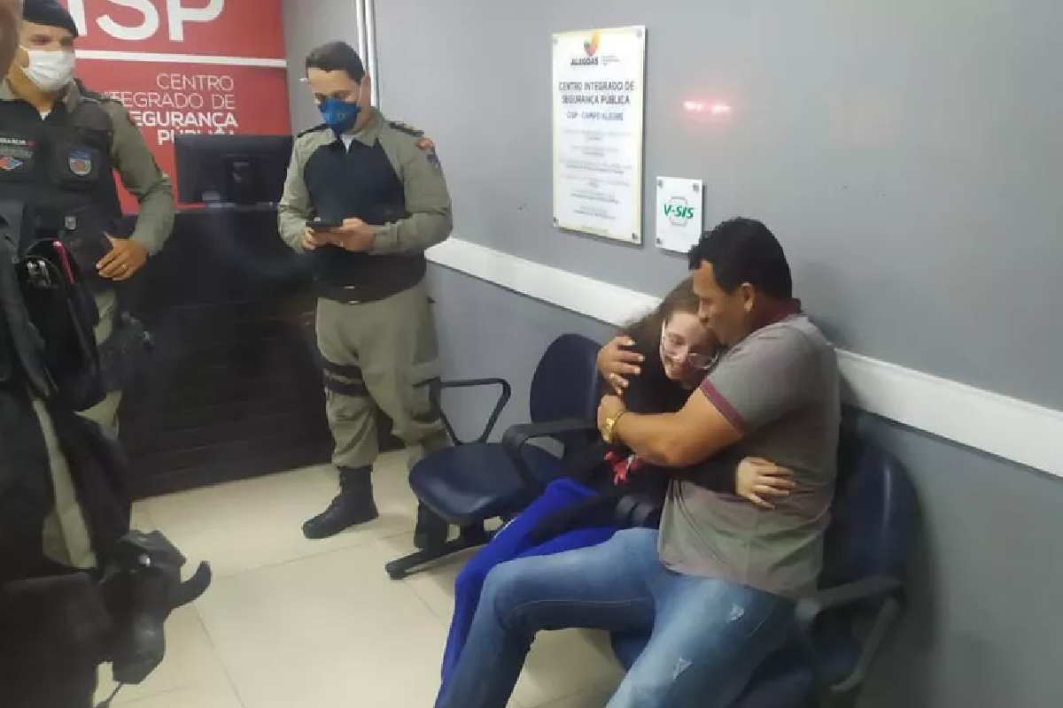 Adolescente sequestrada em Arapiraca abraça o pai após o resgate — © Polícia Civil
