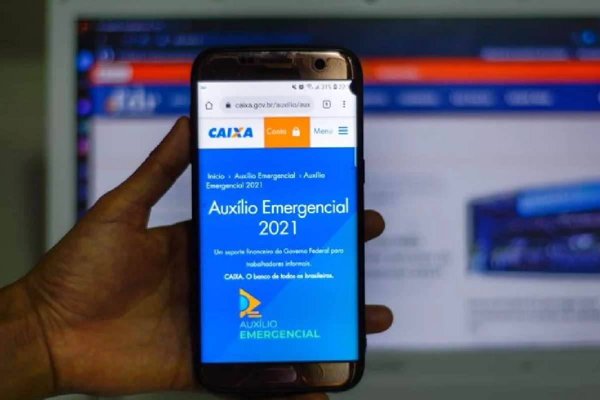 Aplicativo do Auxílio Emergencial no celular — © Marcos Rocha/ FDR