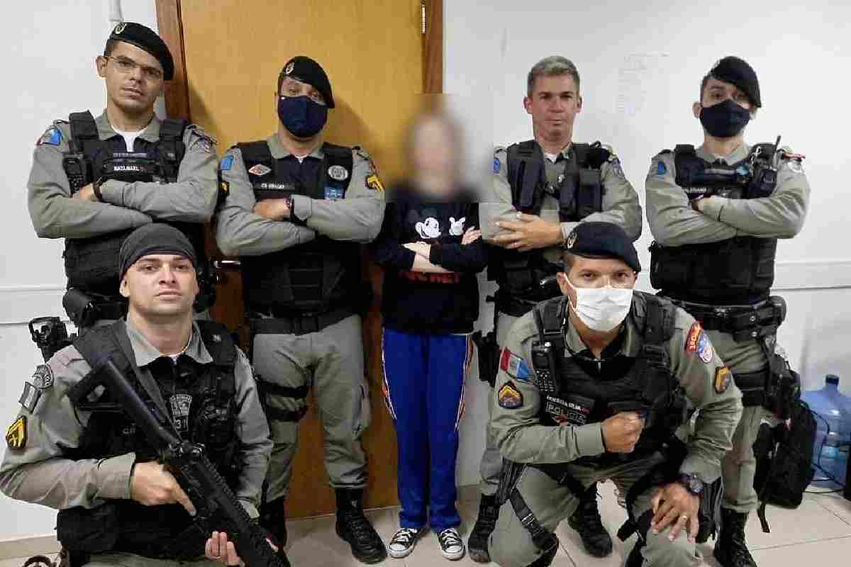 Após ser resgatada, Mariana fez pose com alguns dos policiais militares — © Divulgação
