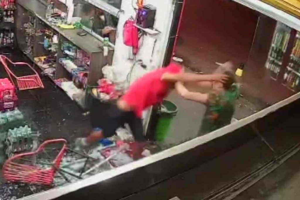Câmeras registram momento em que funcionário é atacado por cliente enfurecido, em Goiânia — © Reprodução/TVAnhanguera
