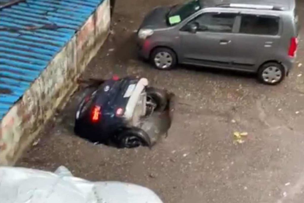 Vídeo mostra momento em que cratera se abre e “engole” carro estacionado
