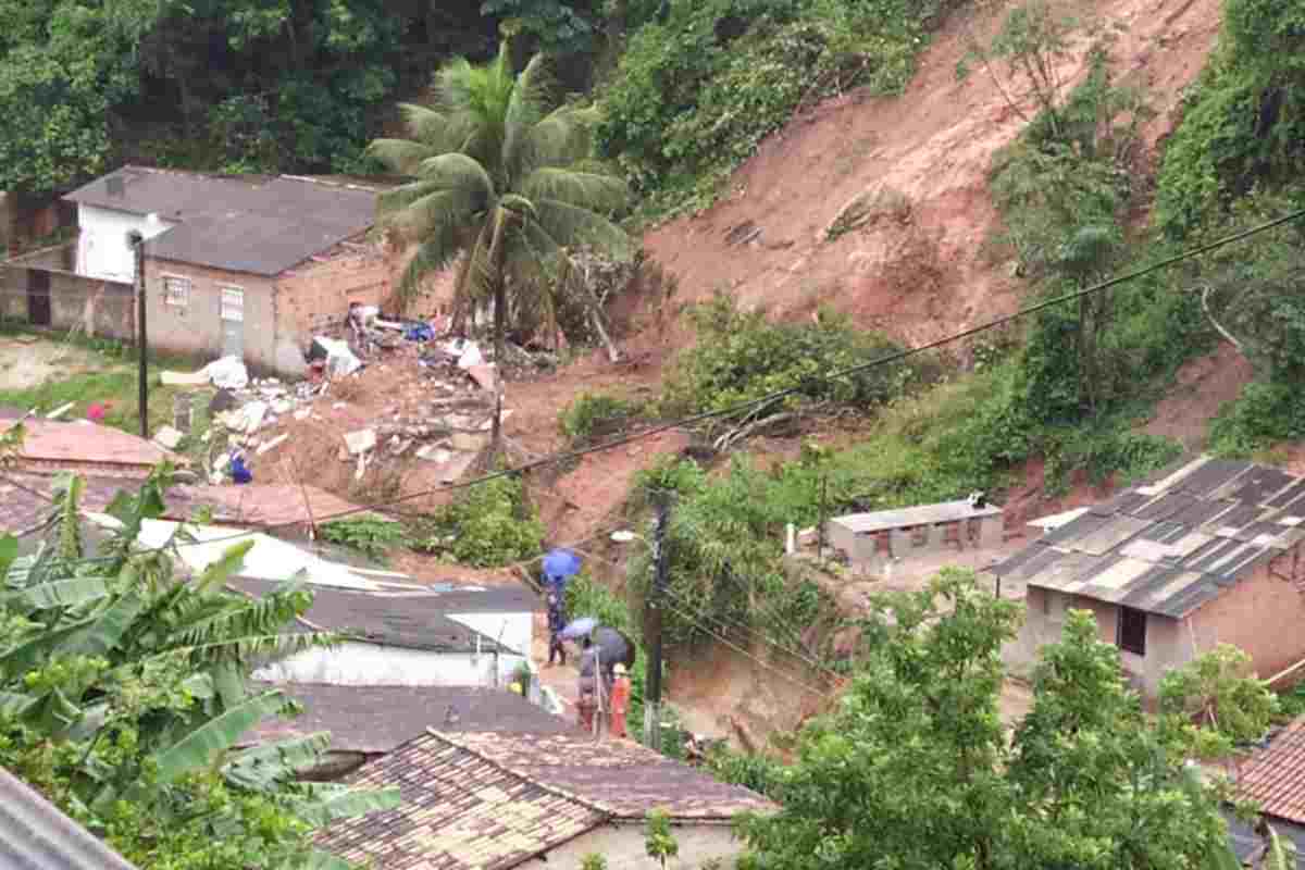Deslizamento de barreira derruba casa na Chã da Jaqueira — © CBM