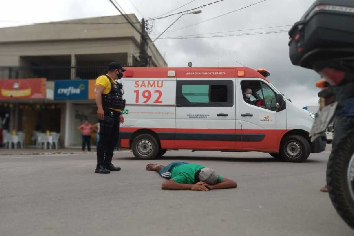 Homem permaneceu deitado na via aguardando o socorro médico — © Gustavo Lopes/BR104