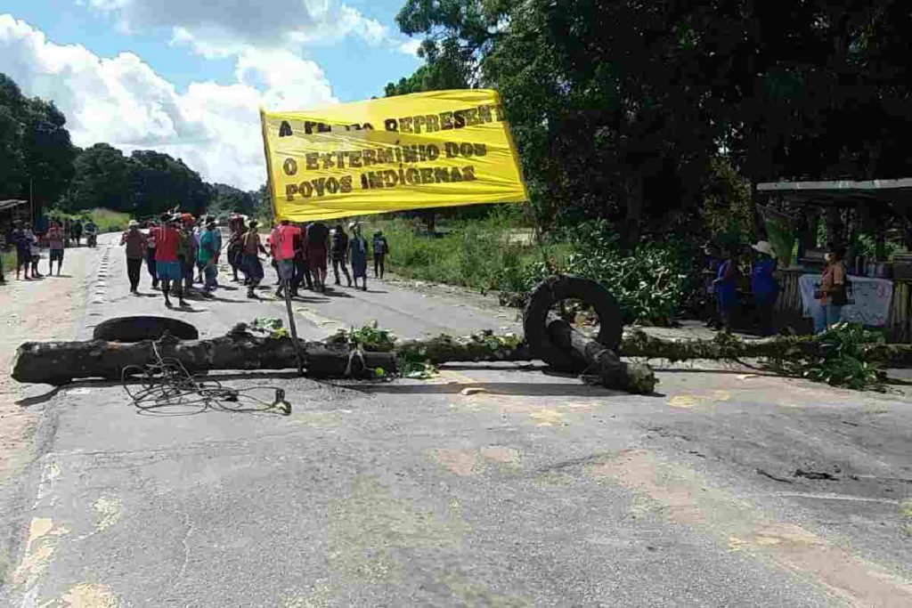 Protesto de indígenas bloqueia rodovia BR-101, em Joaquim Gomes