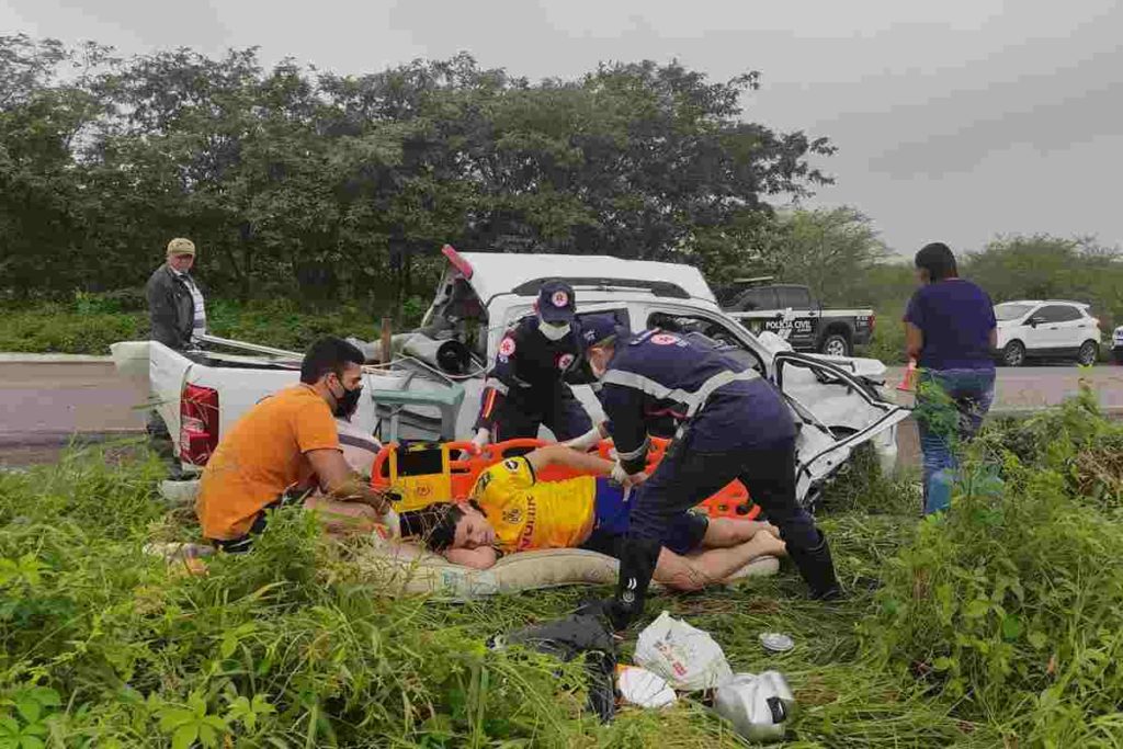 Grave acidente entre quatro veículos deixa mortos e feridos em Inhapi