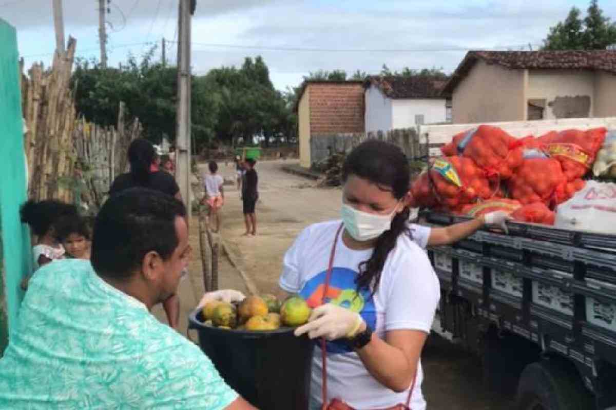 Servidores distribuindo alimentos para população branquinhense – © Assessoria