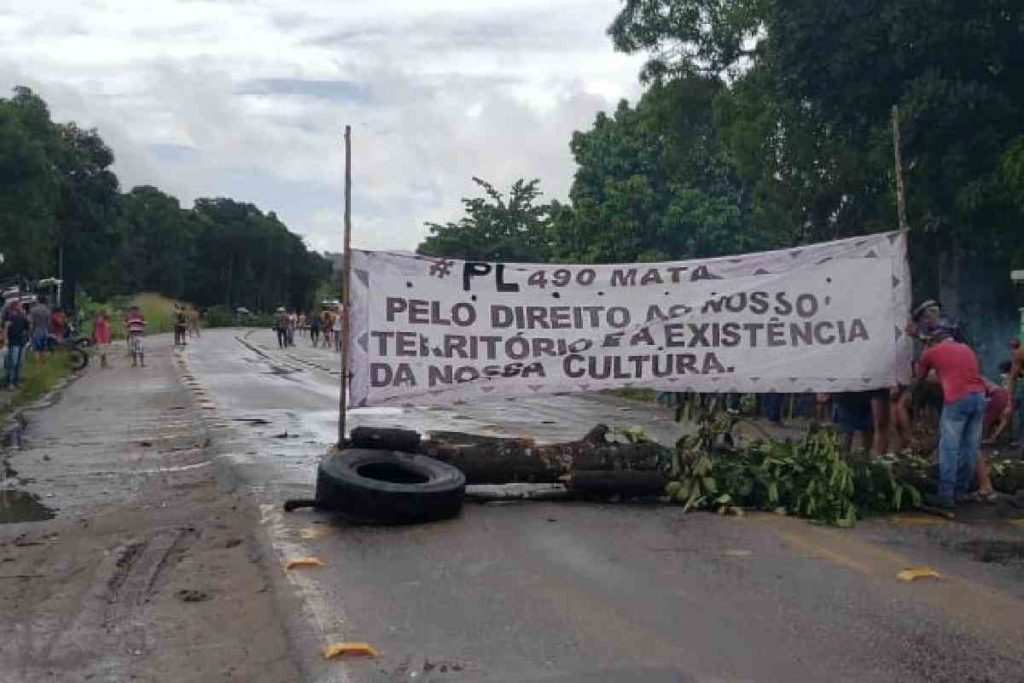 Indígenas voltam a bloquear trecho da BR-101, em Joaquim Gomes