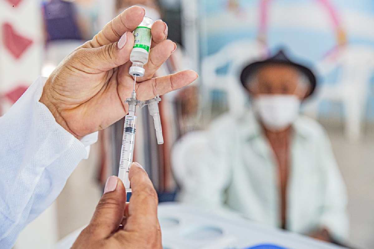 Enfermeira prepara seringa para vacinação de idoso – © Pablício Vieira/Ascom Arapiraca