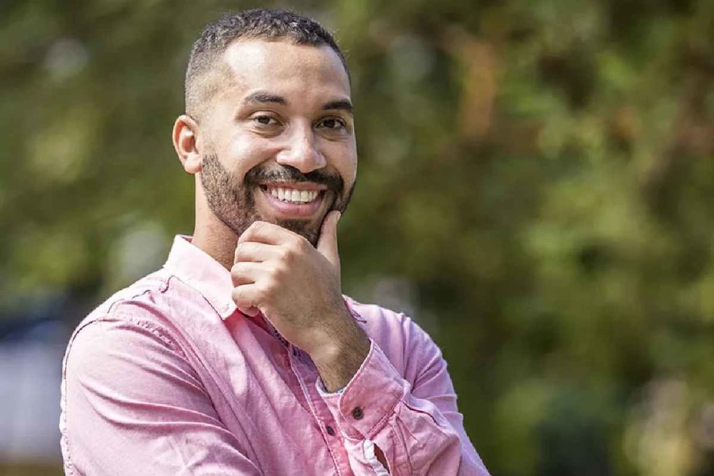 Gil do Vigor revela que teve aulas para ser menos gay: “Negava quem eu era”