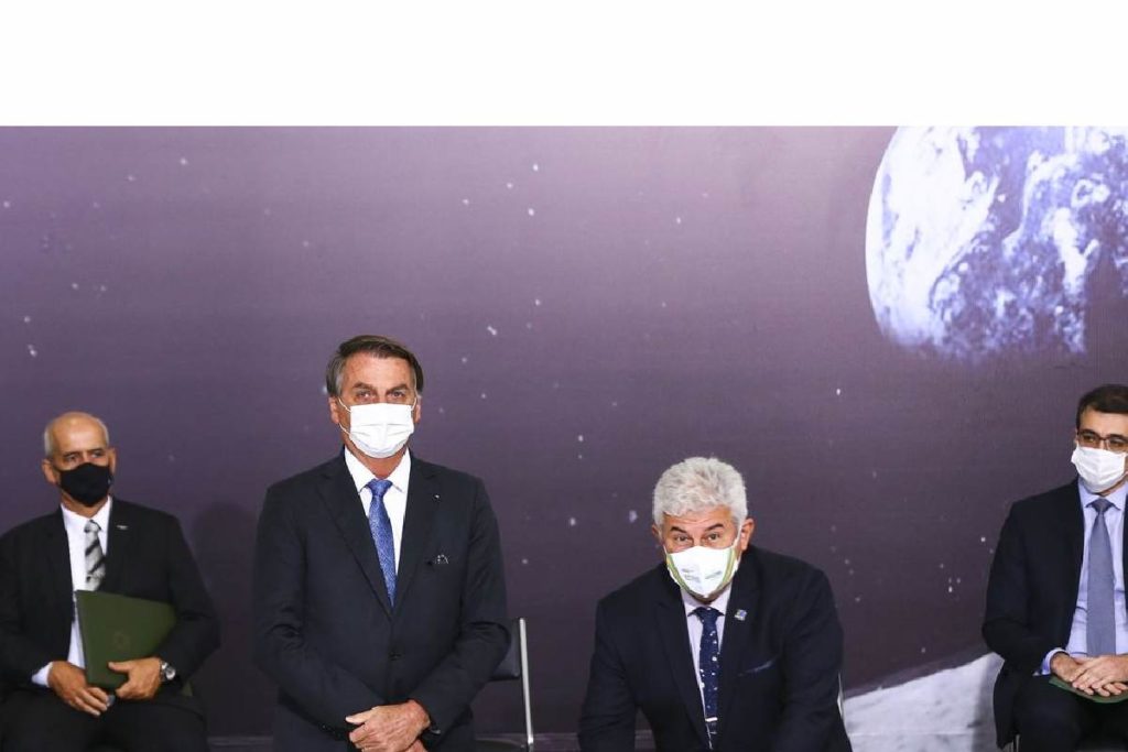 Bolsonaro planeja enviar primeira mulher à Lua em 2024