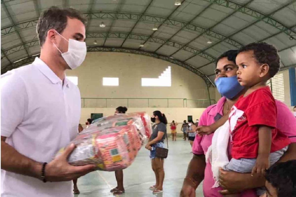 Olavo Neto distribui cestas básicas pelo programa Alimenta Murici