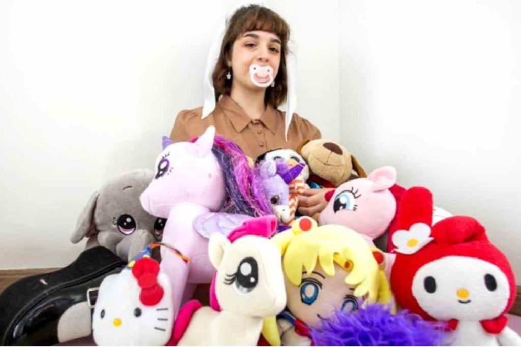 Regressão infantil: Adultos chupam chupeta para ‘relaxar’