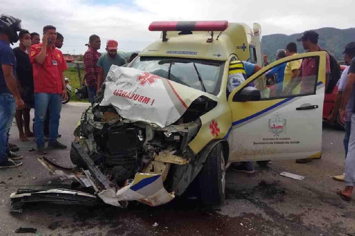 Parte frontal da ambulância ficou destruída com o impacto — © Cortesia