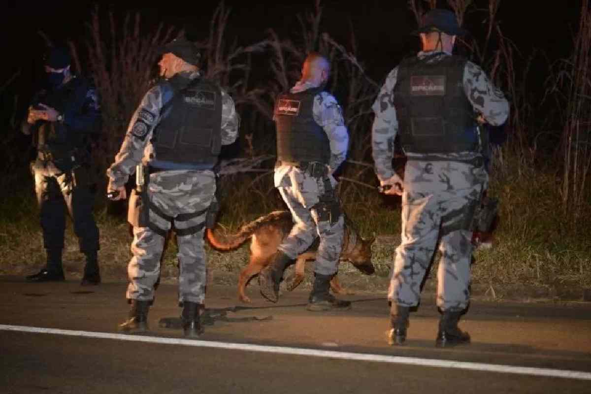Policiais fazem buscas por Lázaro com cães farejadores — © Ed Alves/CB/D.A Press