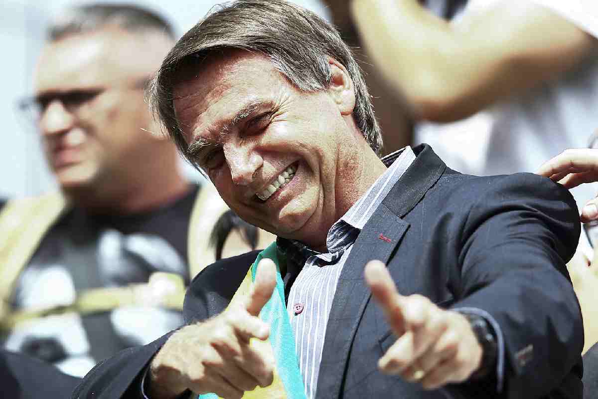 Presidente Jair Bolsonaro fazendo sinal de arma com os dedos — © Reprodução/Veja