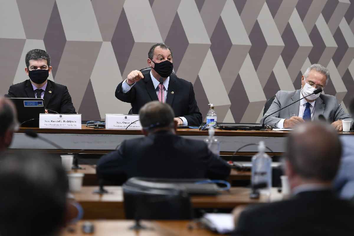Senadores Randolfe, Aziz e Renan durante sessão de abertura da CPI da Covid — © Edilson Rodrigues/Agência Senado
