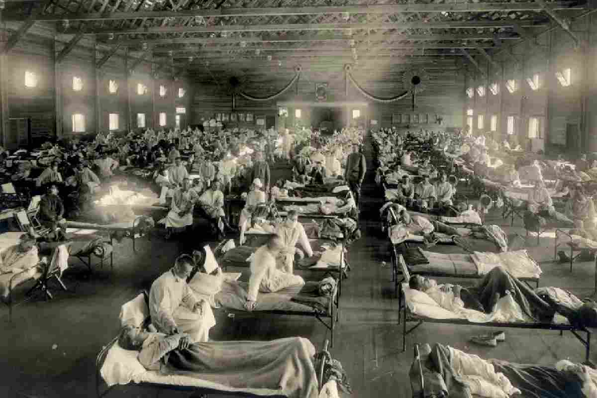 Soldados afetados pela gripe espanhola em hospital de Kansas (EUA), em 1918 — © US National Museum of Health