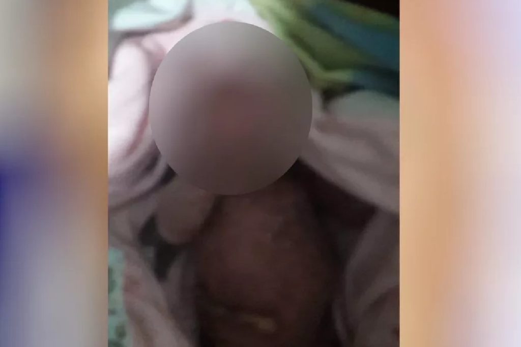 Mulher encontra recém-nascida abandonada na rua com cordão umbilical