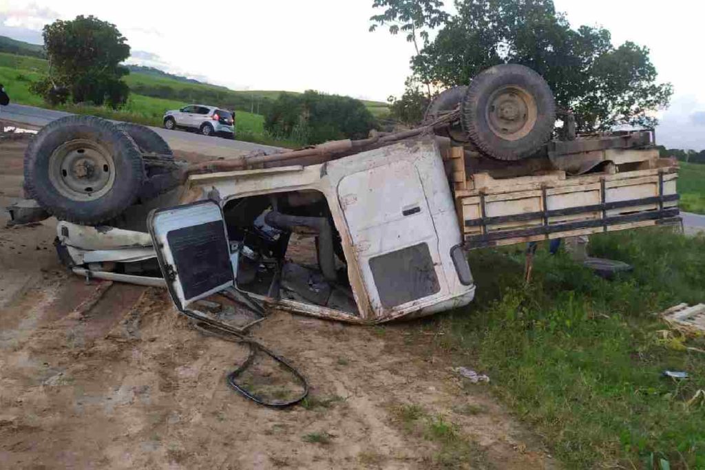 Caminhonete capota após colisão com caminhão em São José da Laje