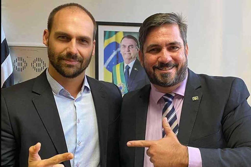 Eduardo Bolsonaro recebe vereador de Maceió Leonardo Dias, em Brasília