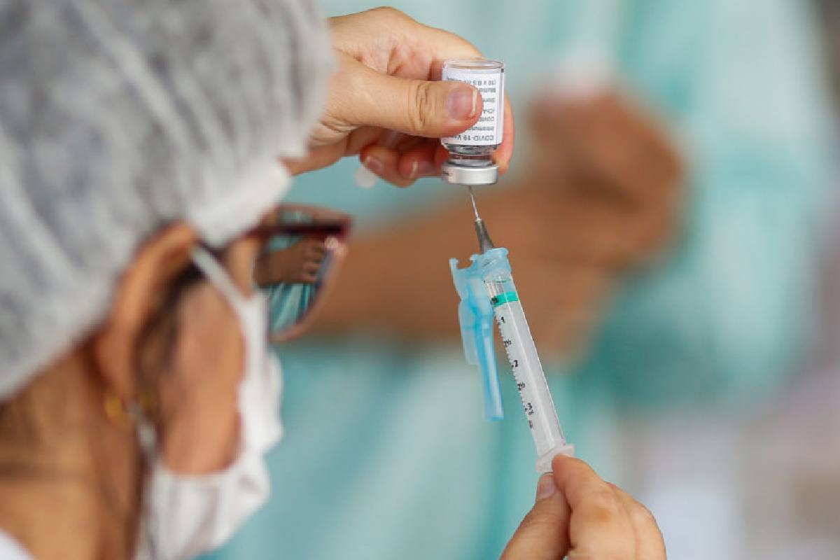 Enfermeira prepara seringa para vacinação contra Covid-19 | © Reprodução/Internet
