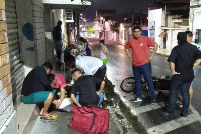 Vizinhos socorrendo vítima de acidente - @Gustavo Lopes