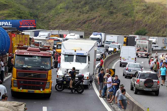 Greve dos caminhoneiros - @imagem da internet