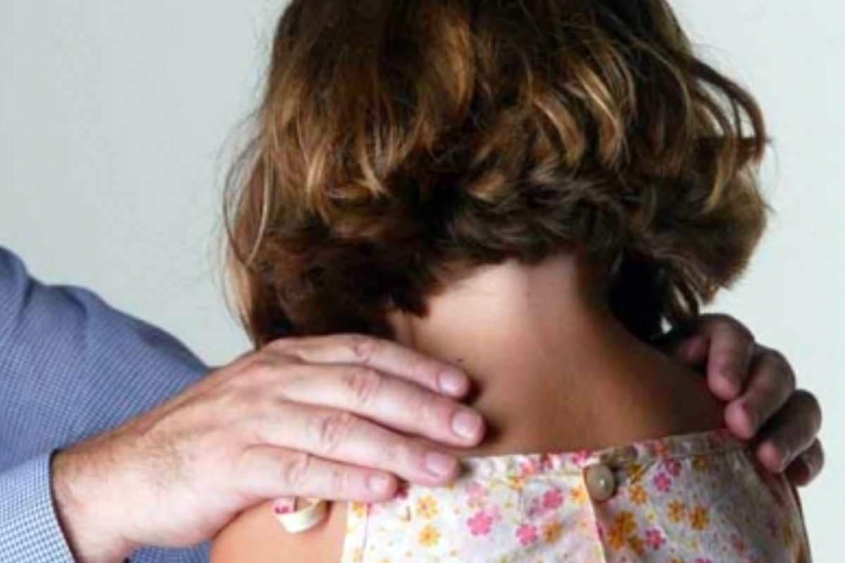 Menor confirmou abusos que aconteciam com consentimento da mãe | © Ilustração