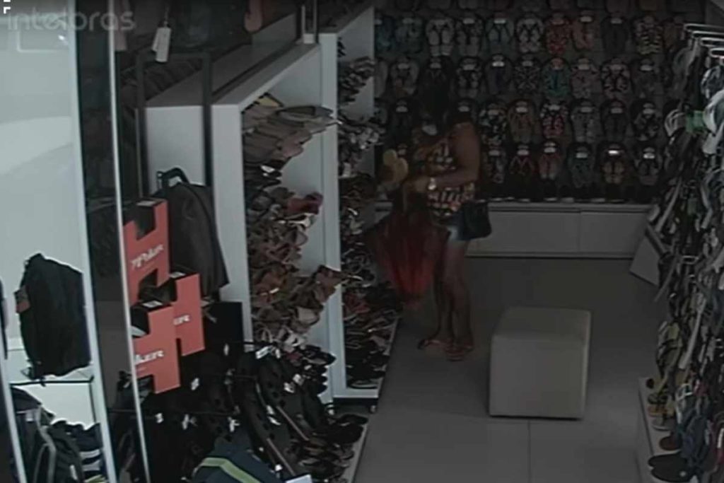 Mulher escondeu par de chinelos em uma sacola preta | © Reprodução/Vídeo