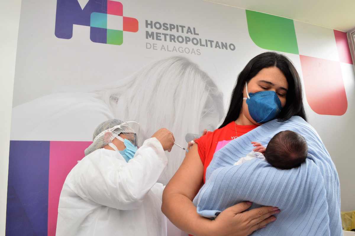 Mãe sendo vacinada – © Assessoria