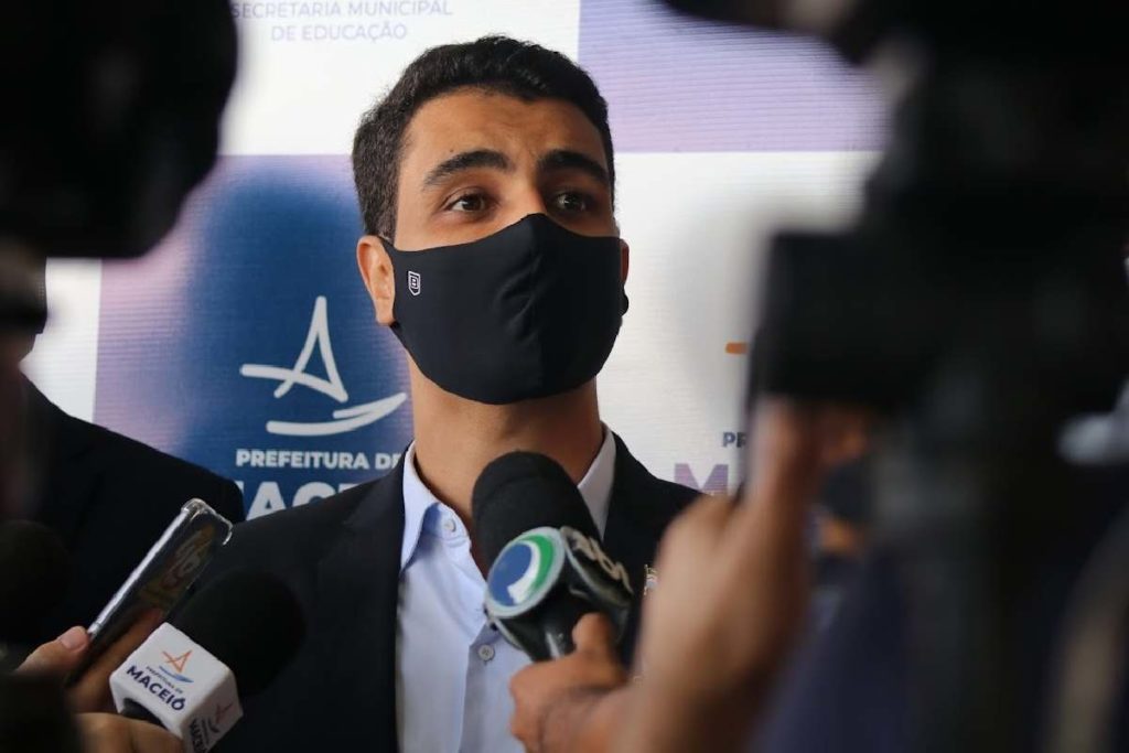 JHC anuncia vacinação para maiores de 35 anos em Maceió