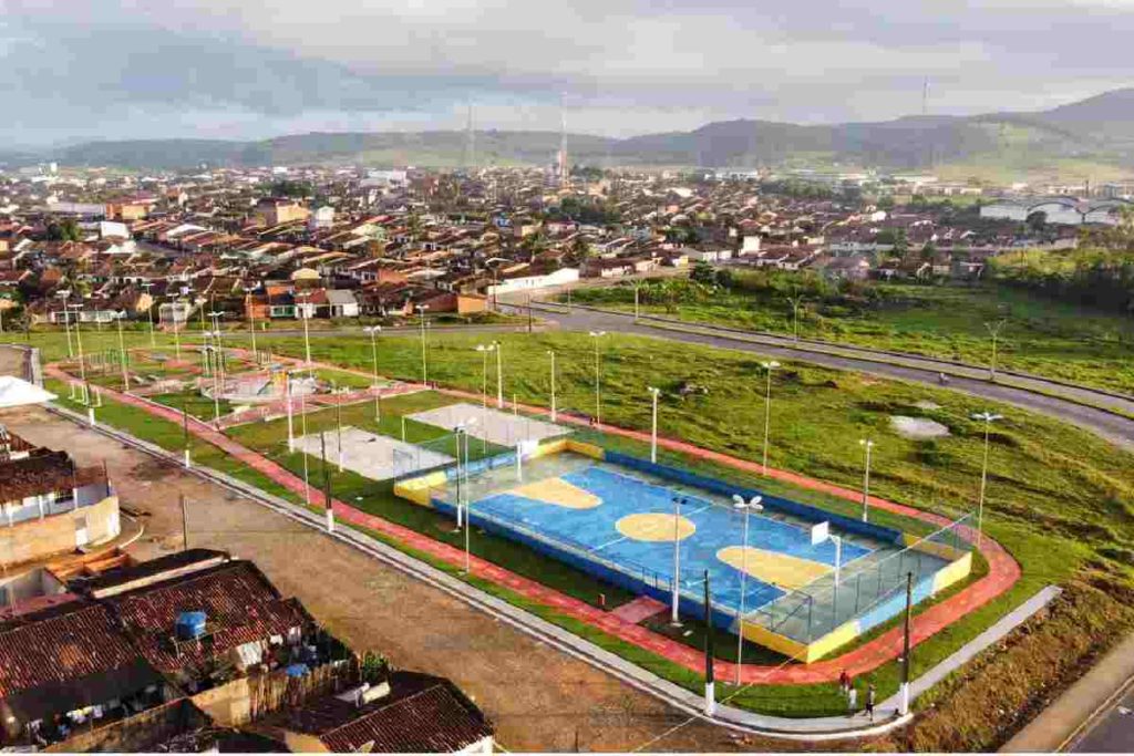 Olavo Neto entrega praça recreativa aos moradores do Conjunto Olavo Calheiros II