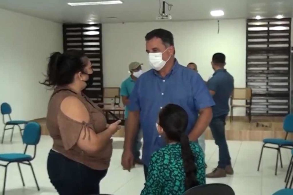 Prefeito Areski Freitas se reuniu nesta terça-feira (27) com funcionários do SAAE | © Reprodução