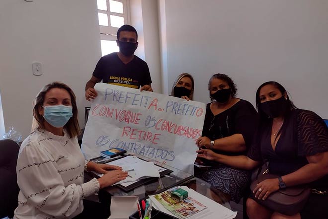 Professores ao lado da vereadora Thais Canuto - @Cortesia