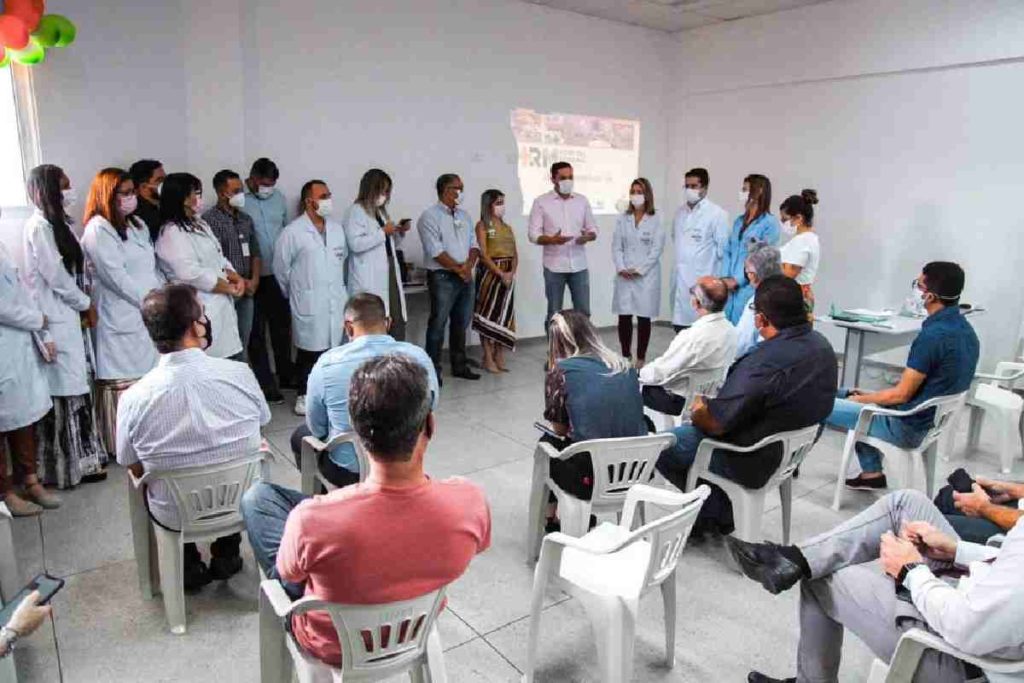 Reunidos com gestores e os funcionários do HRM, Ayres anunciou a ampliação dos atendimentos | © Ascom
