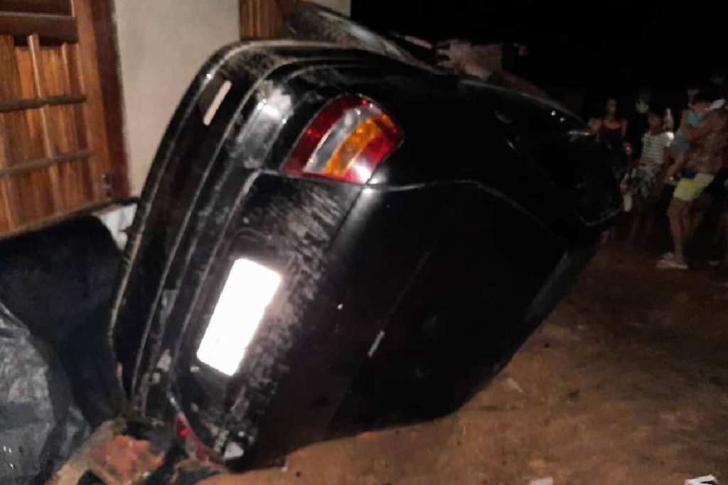 Segundo os bombeiros, o veículo capotou por diversas vezes | © Cortesia