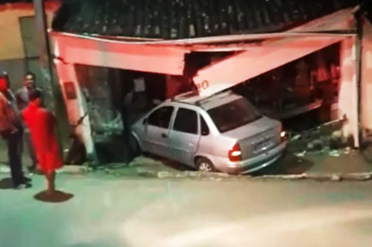 Carro invadiu casa e família ficou presa em Murici | © Reprodução