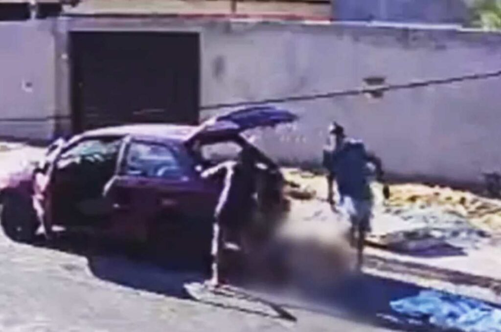 Câmera de segurança flagra casal abandonando cadáver em via pública; veja