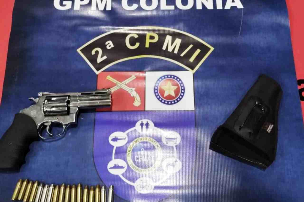 Com o suspeito, de 51 anos, a polícia encontrou um revólver calibre 38, com 17 munições intactas | © PMAL